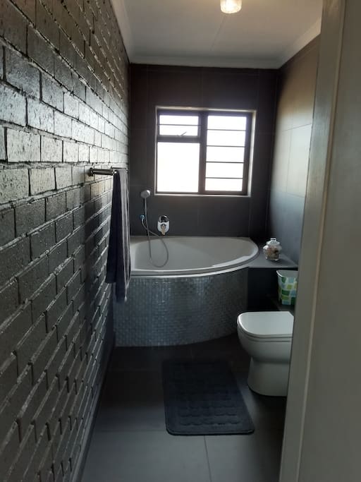 Bathroom en suit connected to main bedroom upstairs.