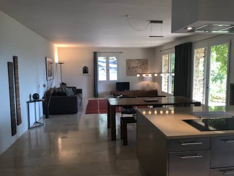 Successful Airbnb property: Gordes, Contemporary villa, breathtaking view in Gordes