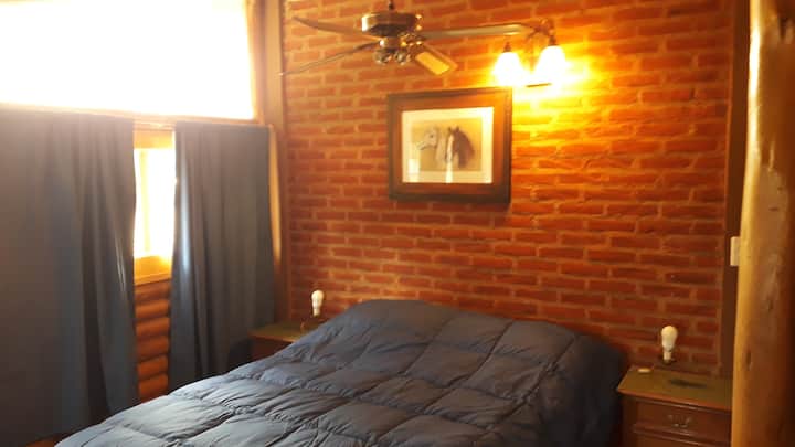 غرفة النوم الرئيسية مع مكيف الهواء 