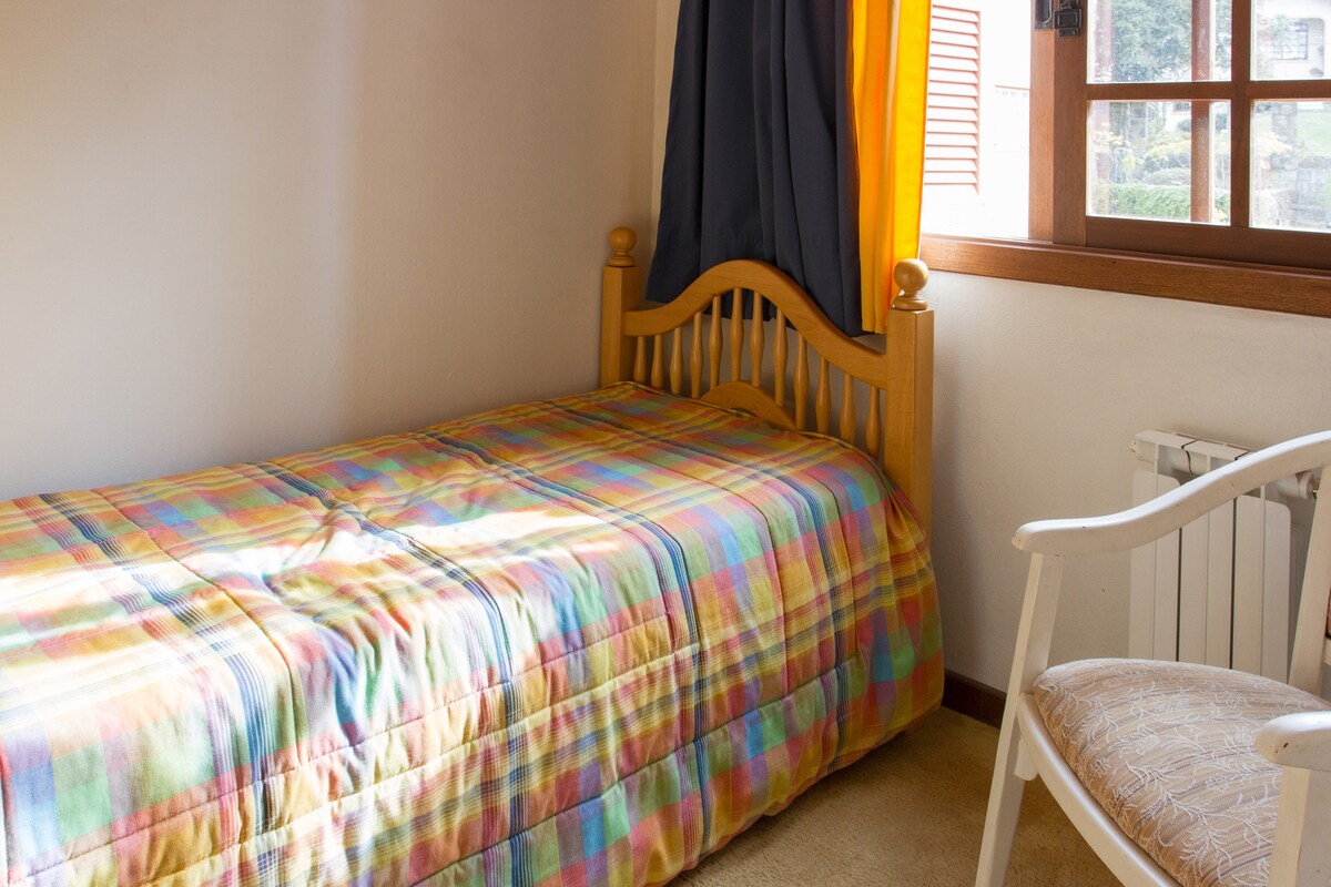 תלות בעוזרת עם מיטה מתקפלת