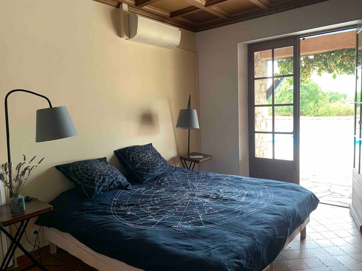 Druhá spálňa s manželskou posteľou veľkosti King a priestorom na písací stôl (ideálny na prácu)