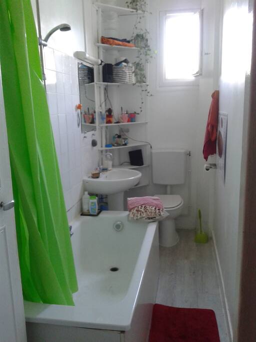 nous avons des petites enceintes dans la salle de bain, vous pourrez prendre un bain en musique !