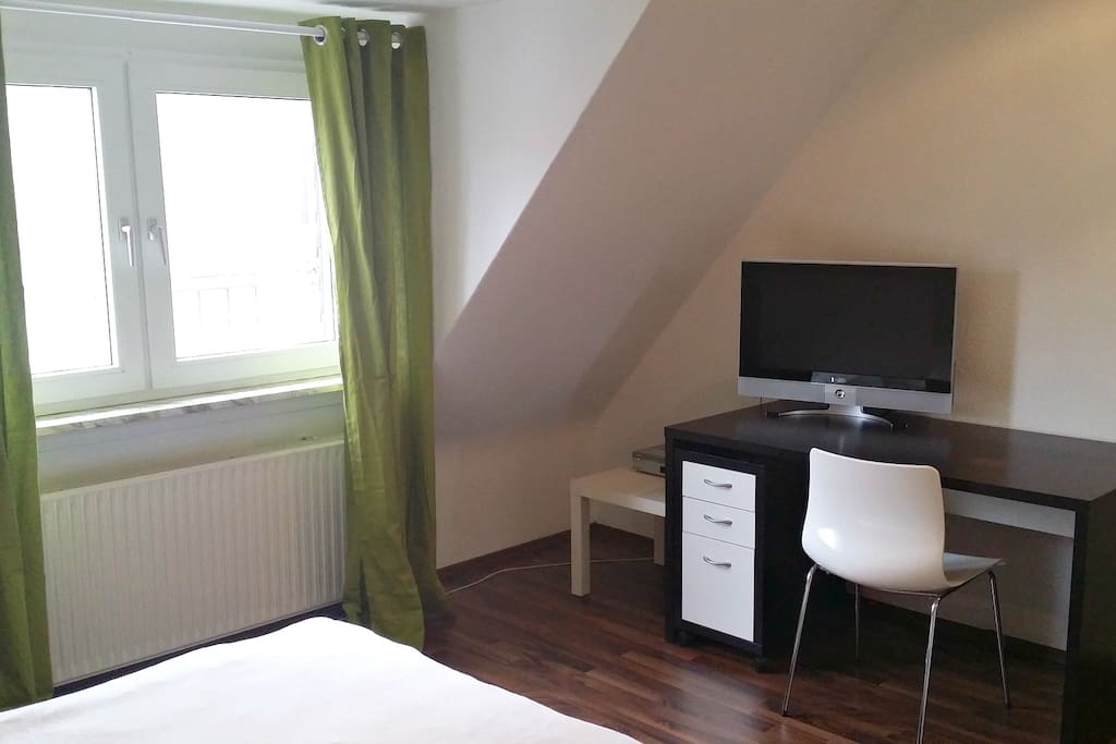 Im Wohlfühlzimmer gibt es einen Schreibtisch