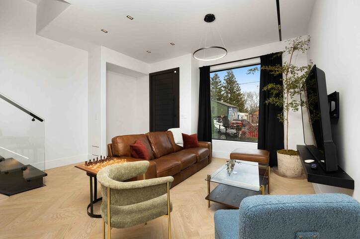 Luxury Modern Downtown House gallery image 4