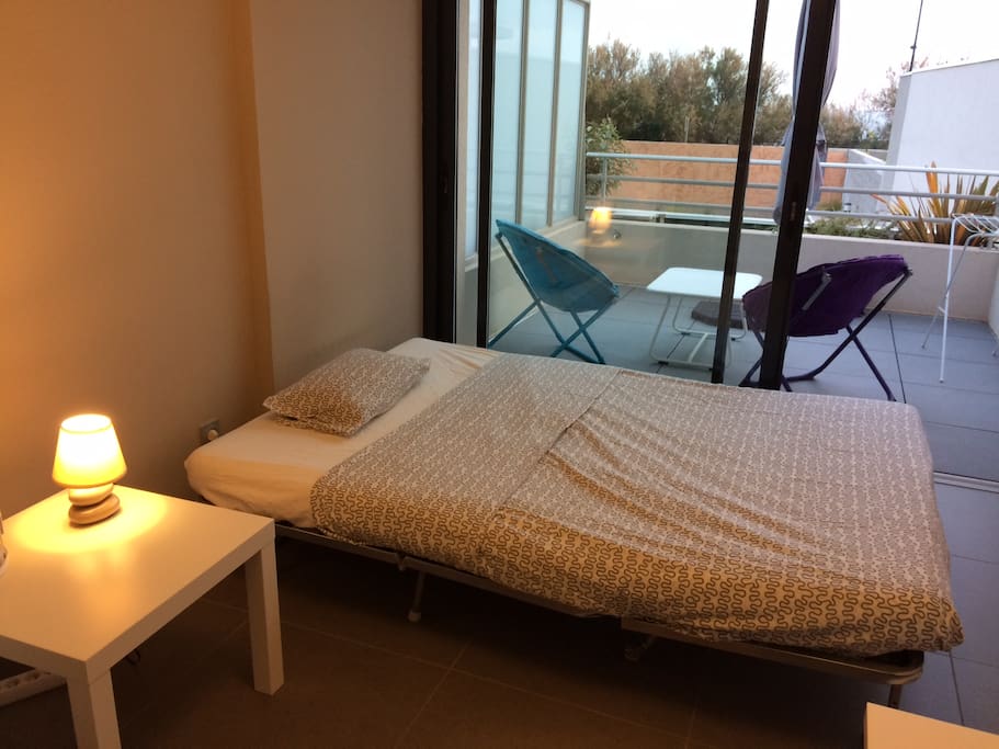 Ambiance tamisée, lit ouvert