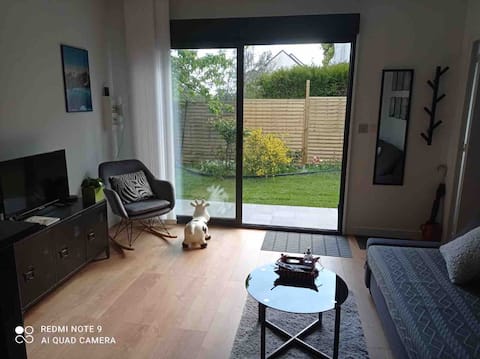 Top performing Airbnb: Entire 2-room accommodation opens onto garden in Versailles