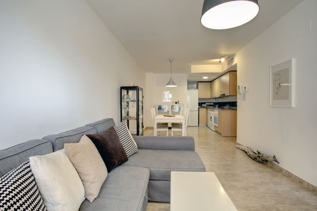 Actualmente contamos con un mueble que utilizamos para dividir espacios, comedor - cocina del salón aportando intimidad