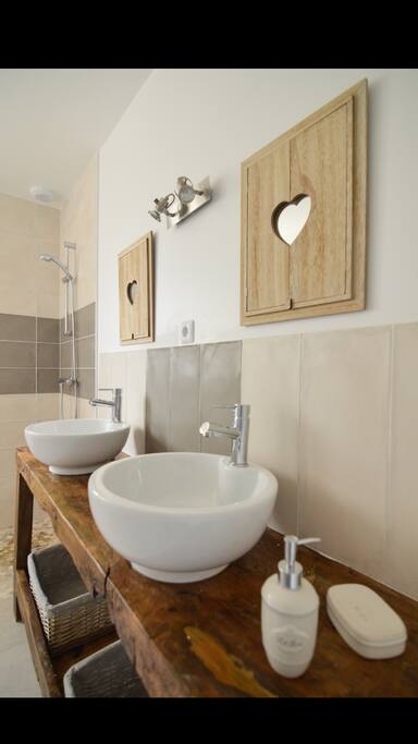 Une grande salle de bain avec douche à l'italienne