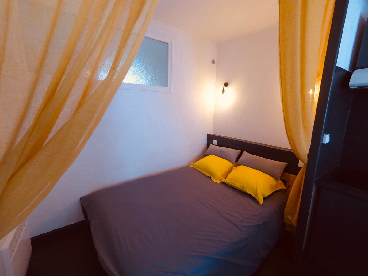 Ambienti i dhomës së gjumit