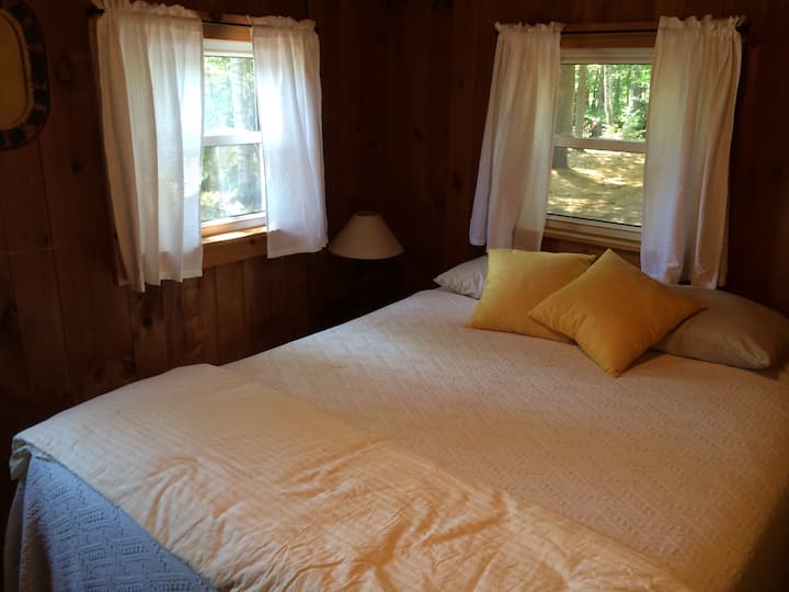 Брачен кревет со брачен кревет во главната спа