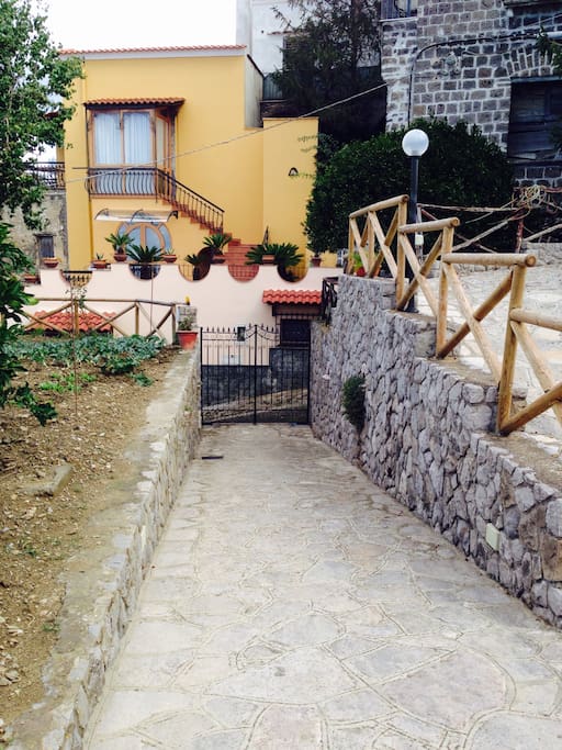 ingresso principale con cancello elettrico