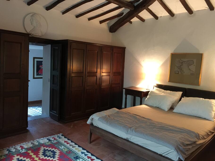Bedroom 1 with large double bed. 1st floor. Additional living space. Large adjoining bathroom. - Camera da letto 1 con grande letto matrimoniale. 1 ° piano. Spazio abitativo aggiuntivo. Grande bagno adiacente. - Chambre 1 avec grand lit double. 1er étage. Espace de vie supplémentaire. Grande salle de bain attenante. -
Schlafzimmer 1 mit großem Doppelbett. 1. Stock. Zusätzlicher Wohnraum. Angrenzendes großes Bad.