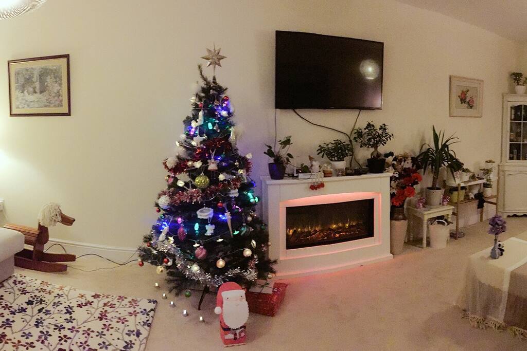 In the living room, you can watch TV and relax on the sofa.☺️现代化客厅,你可以舒服的躺在沙发上看电视。
