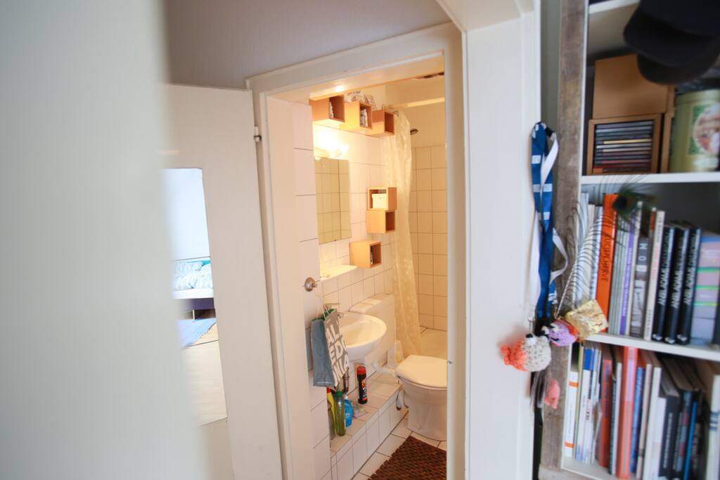Bad mit WC, Waschbecken und Dusche