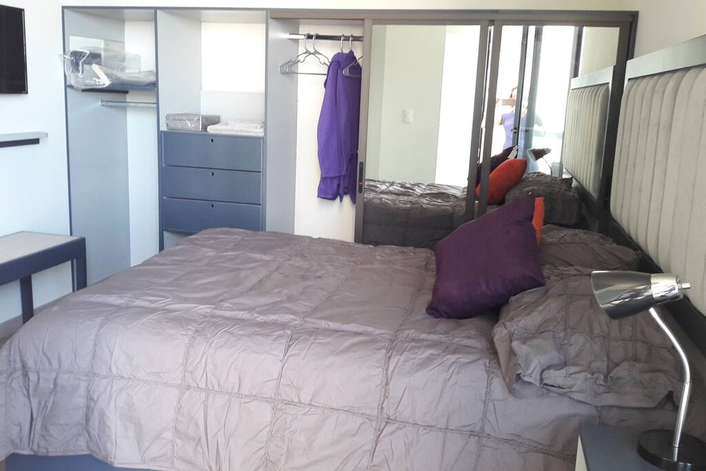 R 2 Cama Queen closet baño y tv