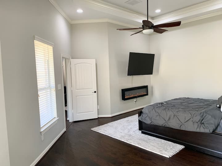 Chumba cha kulala kina televisheni janja pamoja na sehemu nzuri ya kuotea moto ya umeme ambayo inazalisha joto halisi ikiwa unaihitaji. Ikiwa sivyo, punguza tu moto kwa ajili ya mandhari!