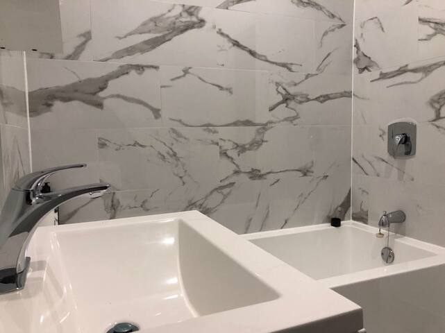 4 BEDROOMS SLEEP 8 10 12 14 16 DOWNTOWN MONTREAL gallery image 3