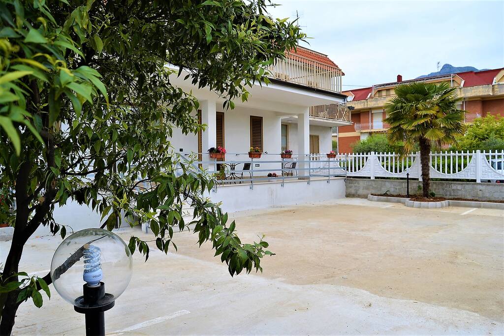 Ampio parcheggio con cancello scorrevole