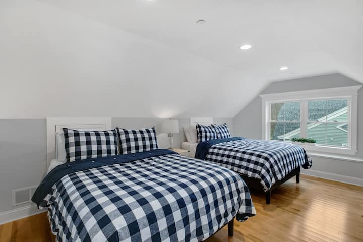 Podkrovná spálňa s 2 manželskými posteľami a vlastnou kúpeľňou