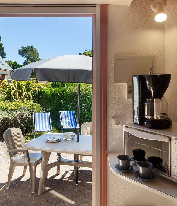 cuisine donnant sur le salon de jardin et les transats.