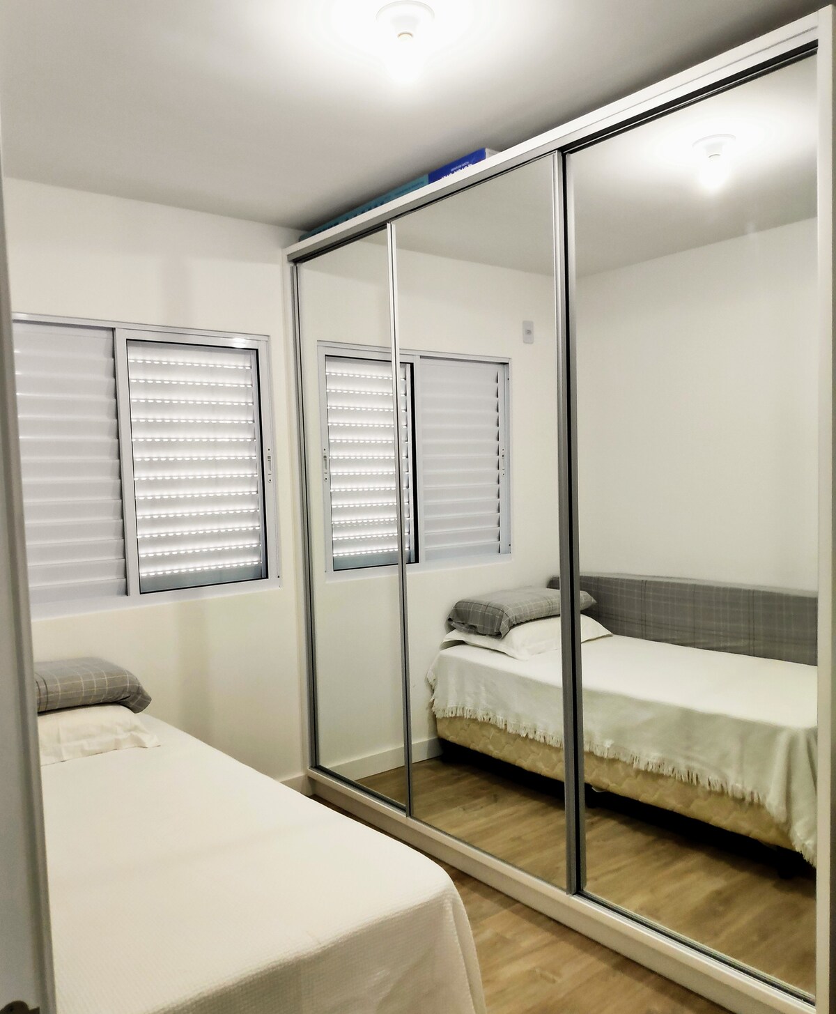 Dormitorio 02
Ventilador 
espacio de maquillaje y armario para portátiles
 