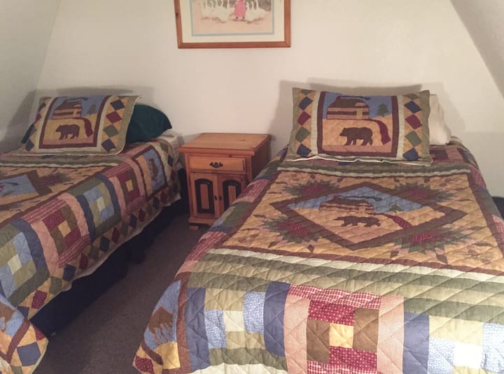 Eneo la kulala lenye vitanda vya mtu mmoja. 