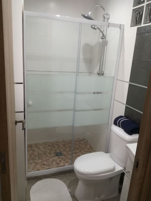este es el baño privado de la habitación . completo . cuenta con toalla limpias , jabón , shampoo .