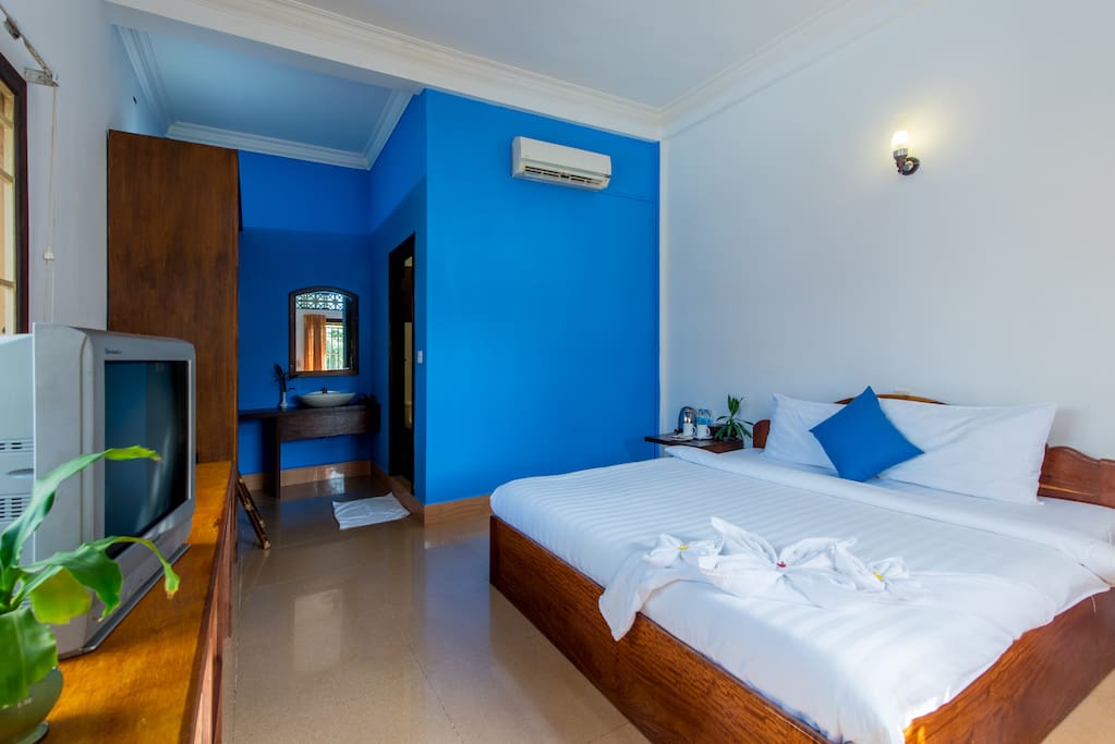 Our well appointed Superior Double Rooms come with a Queen Size bed, comfortable mattress and nice fluffy pillows and fresh linen, providing a comfortable haven to relax after a day out exploring what Siem Reap has to offer.
All our rooms have air-conditioning and a ceiling fan , great sized bathrooms with hot showers quality towels and toiletries
To ensure your valuables are kept secure we include an in-room safe, also included is cable television with international channels and free high speed wi-fi throughout eOcambo Village.
