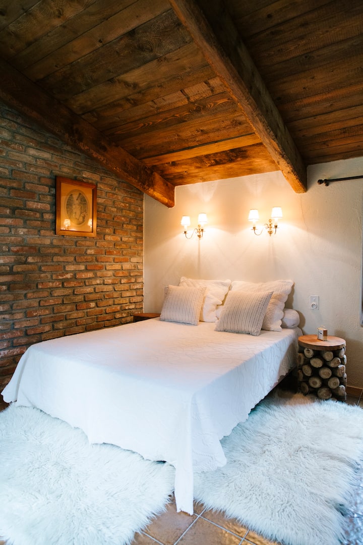 La chambre dans la maison d’invités  (l’annexe - guest house)
Lit 160cm