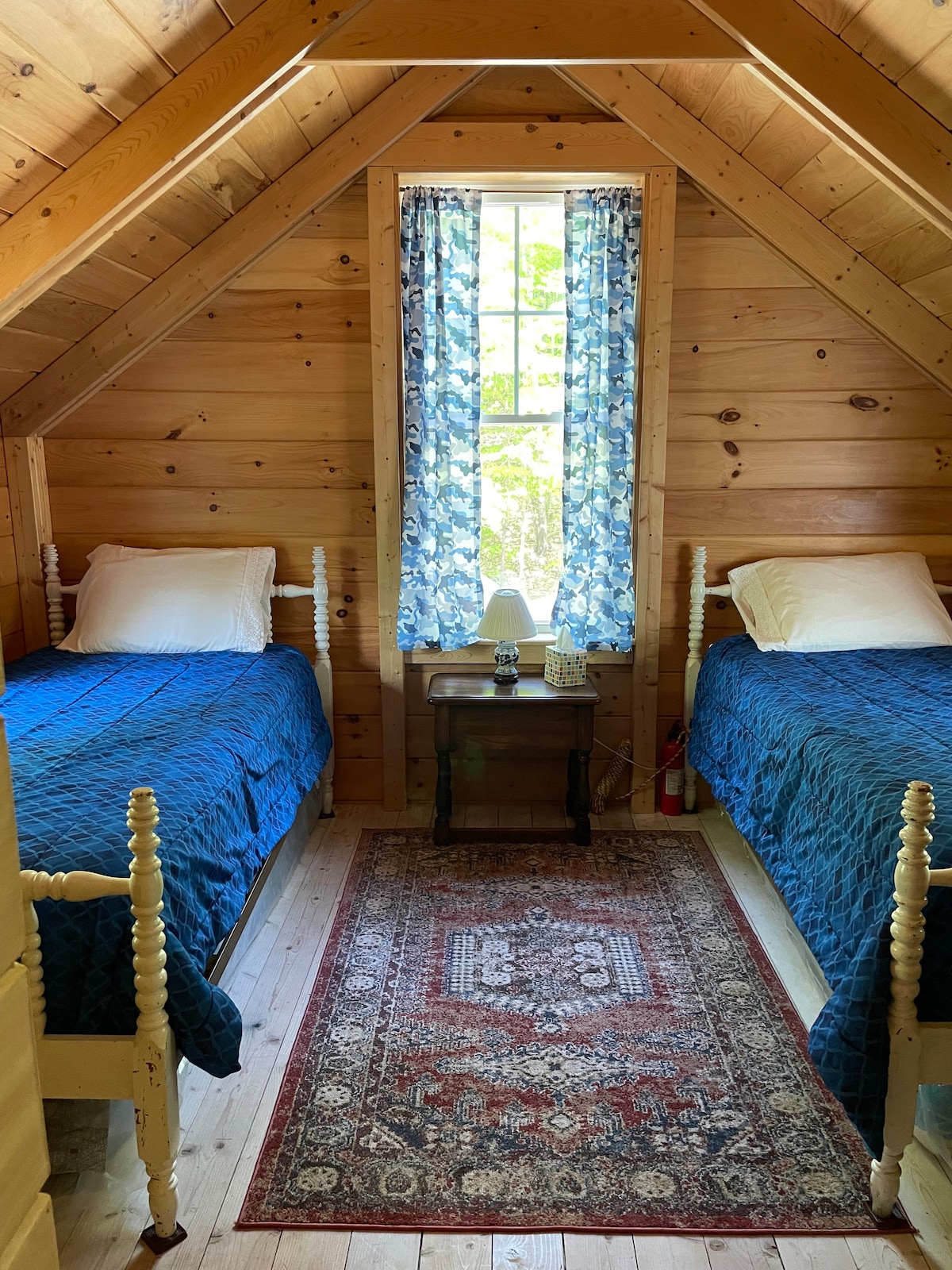 Спална соба на вториот кат со 2 брачни кревета. 