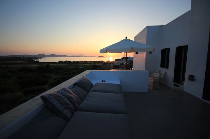 Fylakopi Sea View Villa gallery image 2