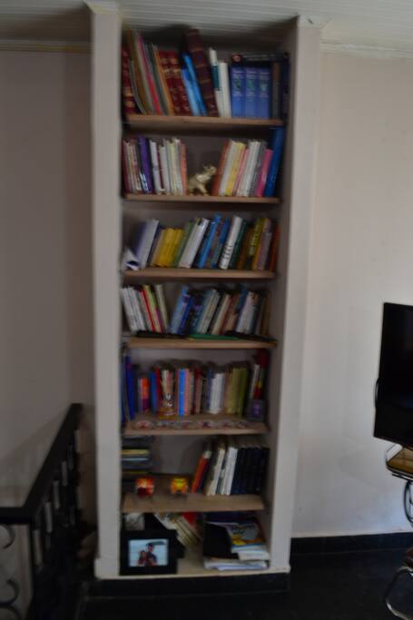 Biblioteca, libros de psicología, gastronomía y cuentos...