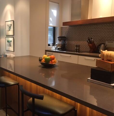 Leslieville’s Best – Stylish Designer’s Home gallery image 4