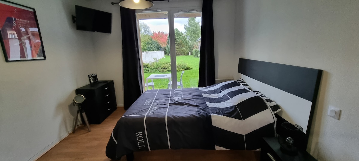 Propiedad de Airbnb exitosa: Studio with pool near Honfleur en Équemauville