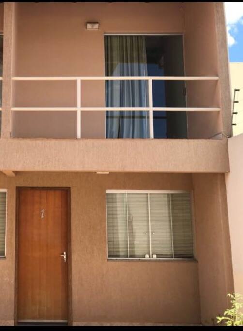 No Térreo, sala, cozinha e área de serviço, em cima o quarto e banheiro