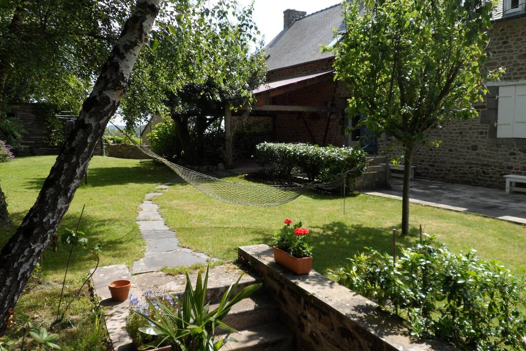 jardin abrité avec terrasse couverte