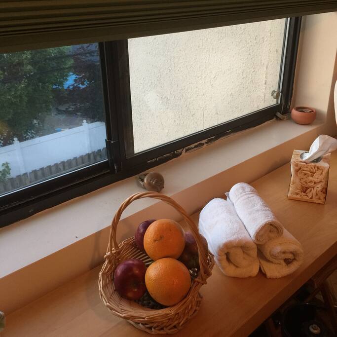 Fresh Fruit & Towels