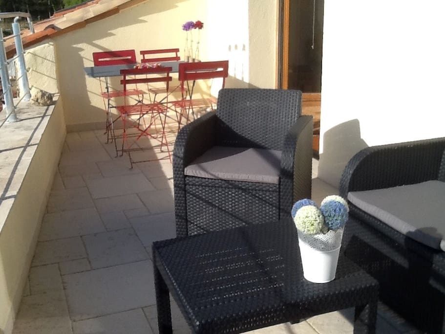 Terrasse avec espace repas et détente....