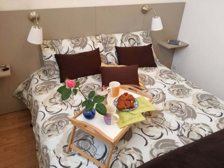 letto matrimoniale con comodini e luci