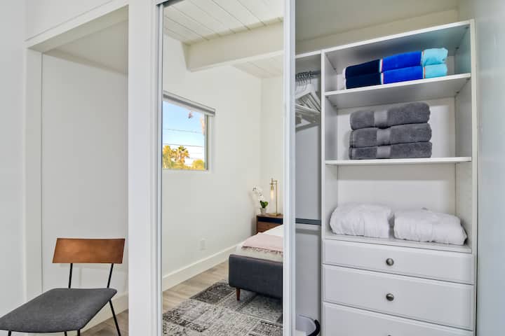 加大双人床卧室+衣橱和工作空间