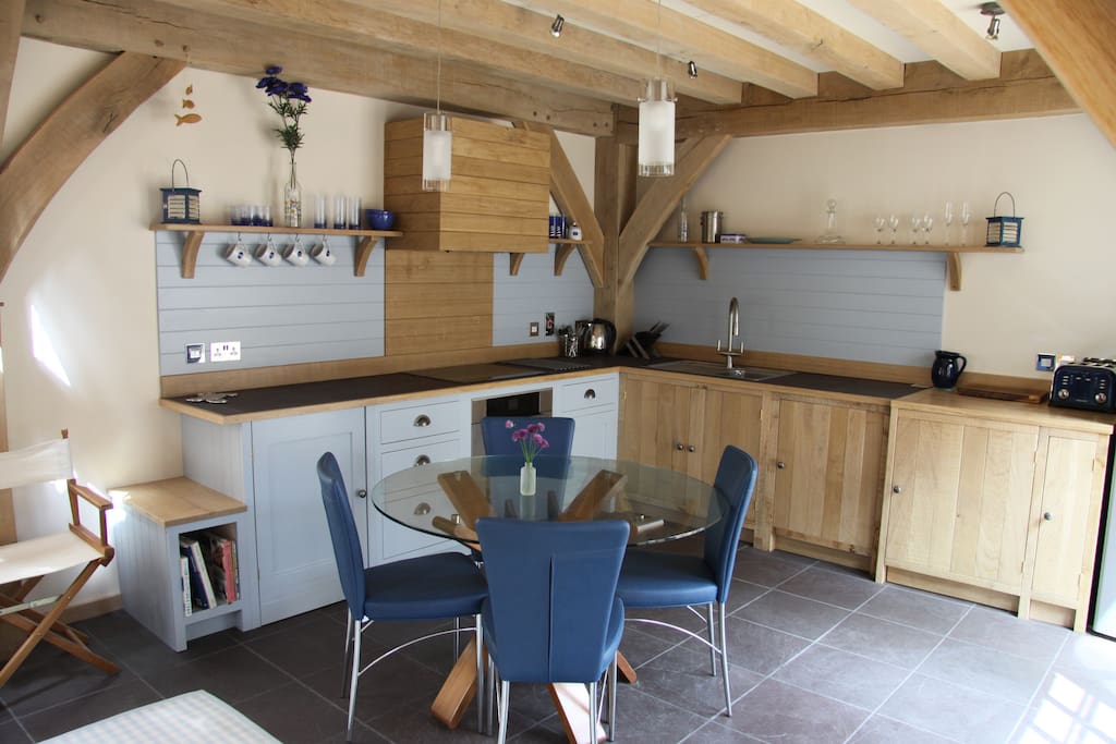 Fully equipped kitchen with dishwasher and washer dryer
