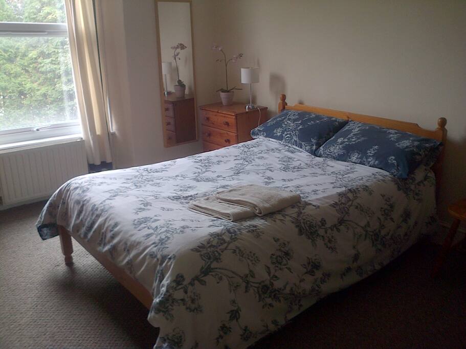 Large 2nd double bedroom