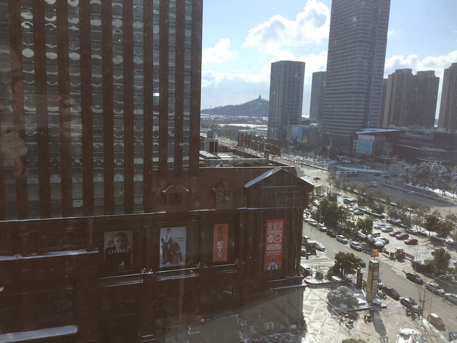 窗外风景,远处就是狼山,中南购物中心近在迟尺,右手边就是工农路。