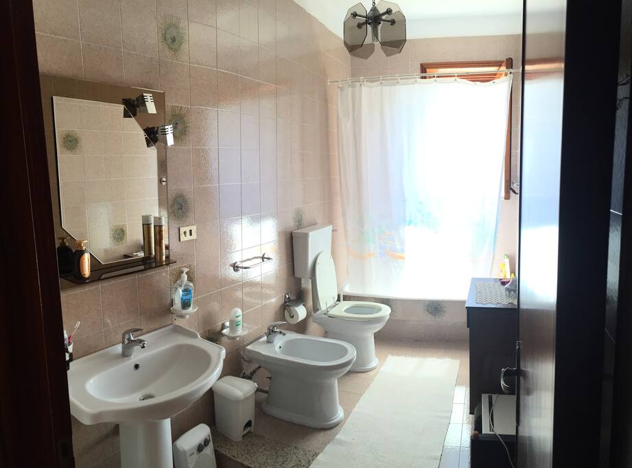 bagno con vasca da bagno