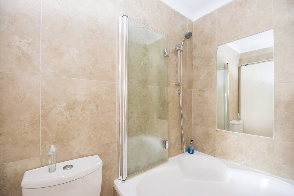 Master En-suite bath & shower