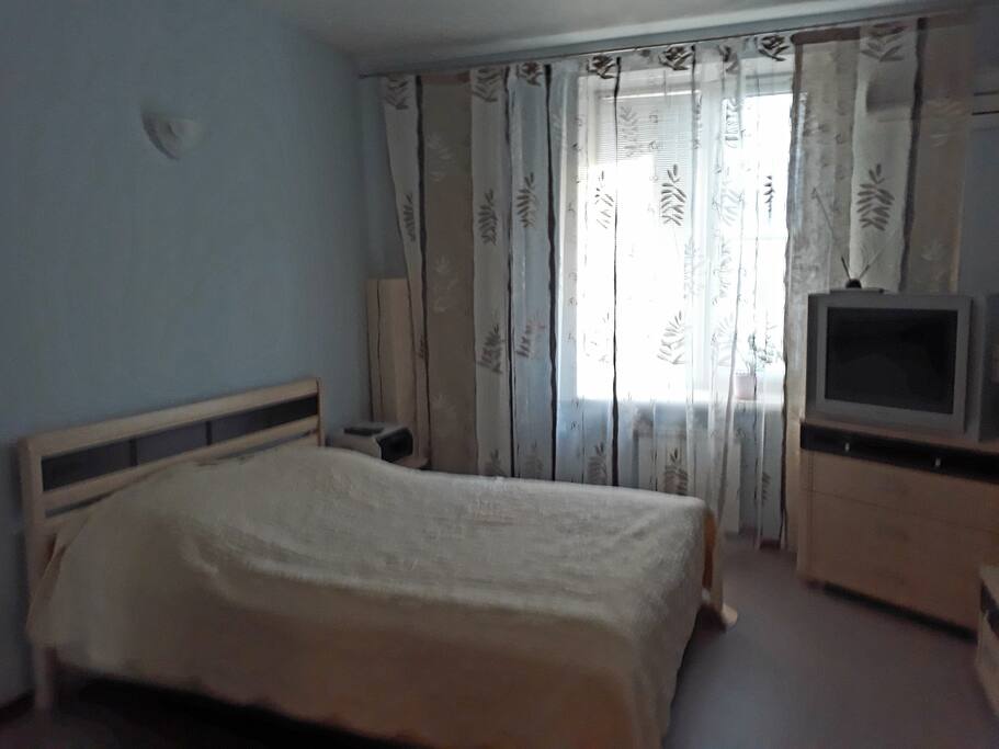 2-я Комната. Двуспальная кровать, телевизор, шкаф, кондиционер.