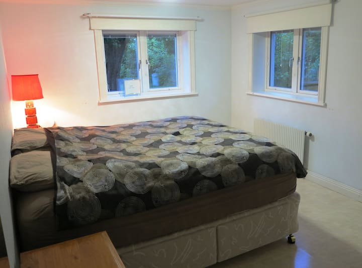 Dormitorio principal con cama tamaño king en la planta baja.