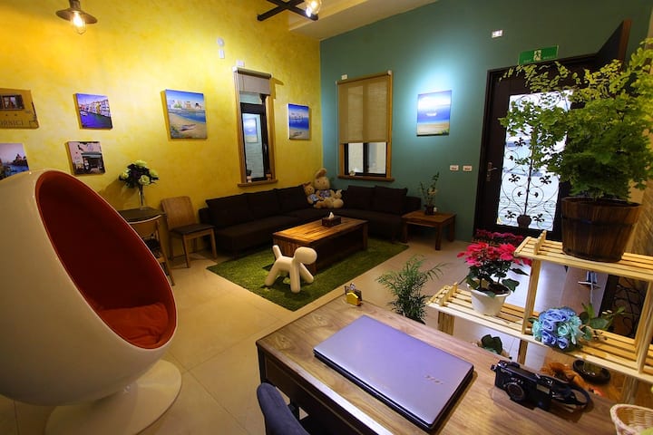 East Shore - Vanilla Purple Room (New Elevator Villa ~ Car Rental, Car Share)