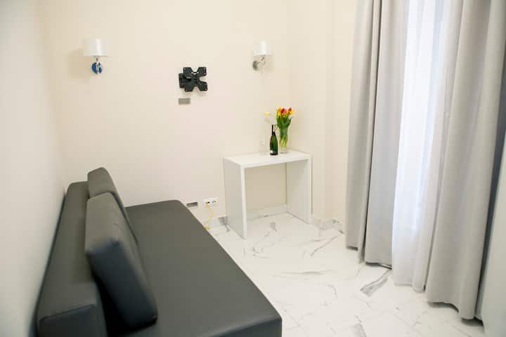 卧室、桌子、沙发、使用电脑工作的地方