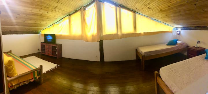 Mezanínové dve jednolôžka + rozkladacia pohovka . TV s OBLOHOU a podlahovým ventilátorom 